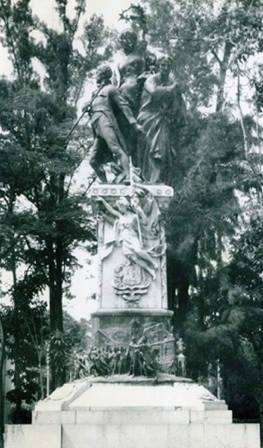 Plaza 19 de abril 1810 Plaza Madariaga.jpg