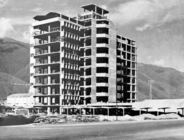 Construcción de la estructura de la FAU UCV.jpg