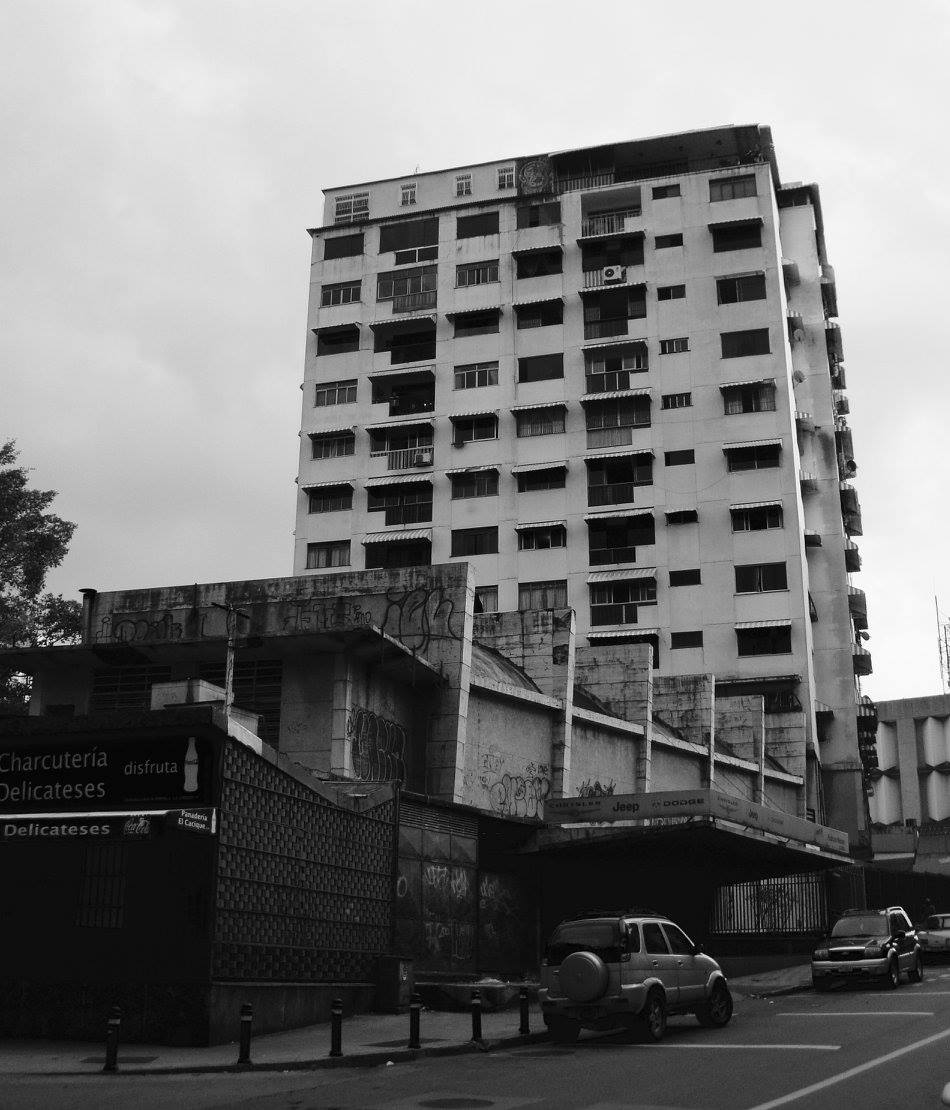 Edificio Yoraco y Teatro Colinas.jpg