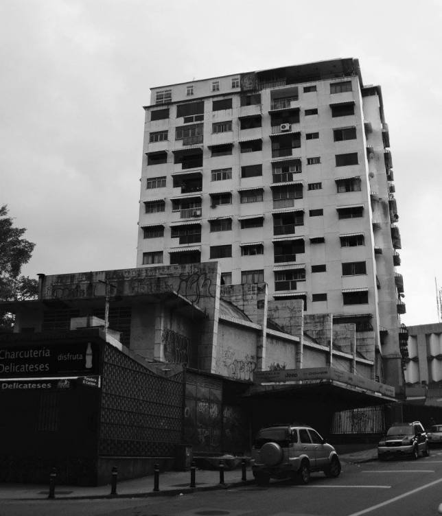 Edificio Yoraco y Teatro Colinas.jpg