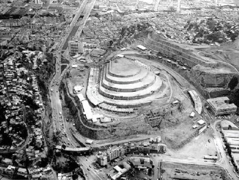 Inicio del movimiento de tierra de El Helicoide.jpg