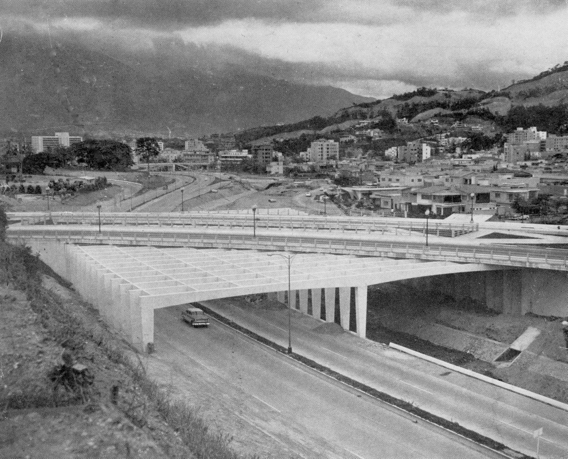 Puente Avenida Los Ilustres.jpg