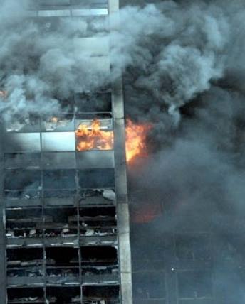 Incendio en la Torre Este de Parque Central.jpg