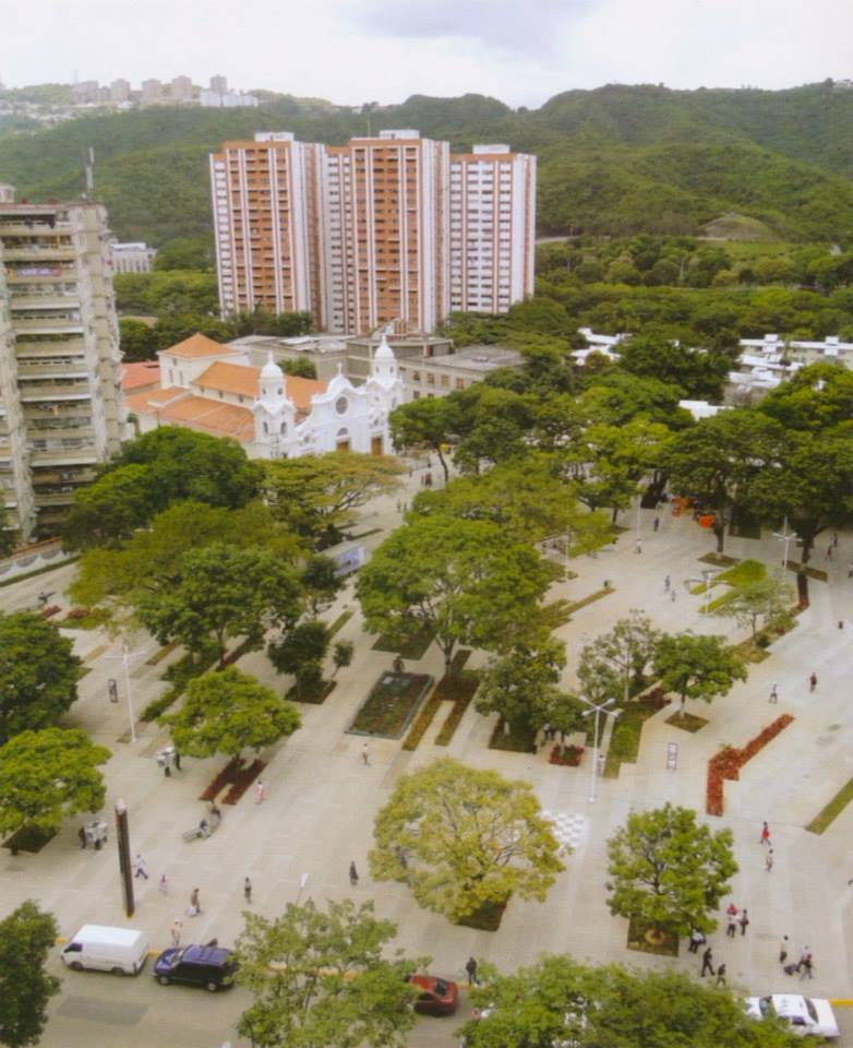 Plaza Bolívar y la Biblioteca Parroquial de El Valle.jpg