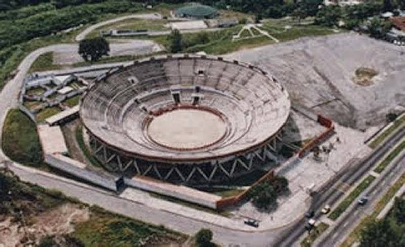 Plaza Monumental de Mérida.jpg