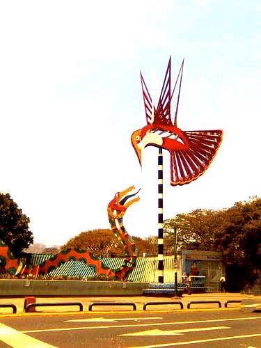 Escultura "La Culebra y el Colibrí".jpg