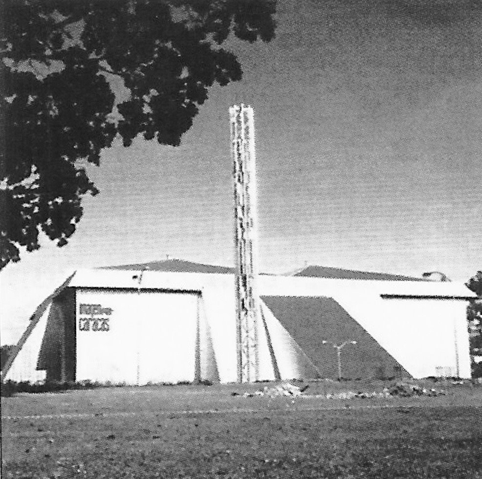 Escultura urbana Vertical vibrante.jpg