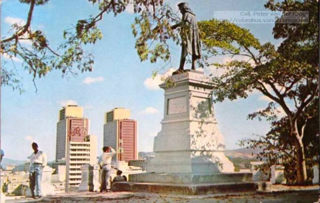 Retiro de la estatua de Colón en El Calvario.jpg