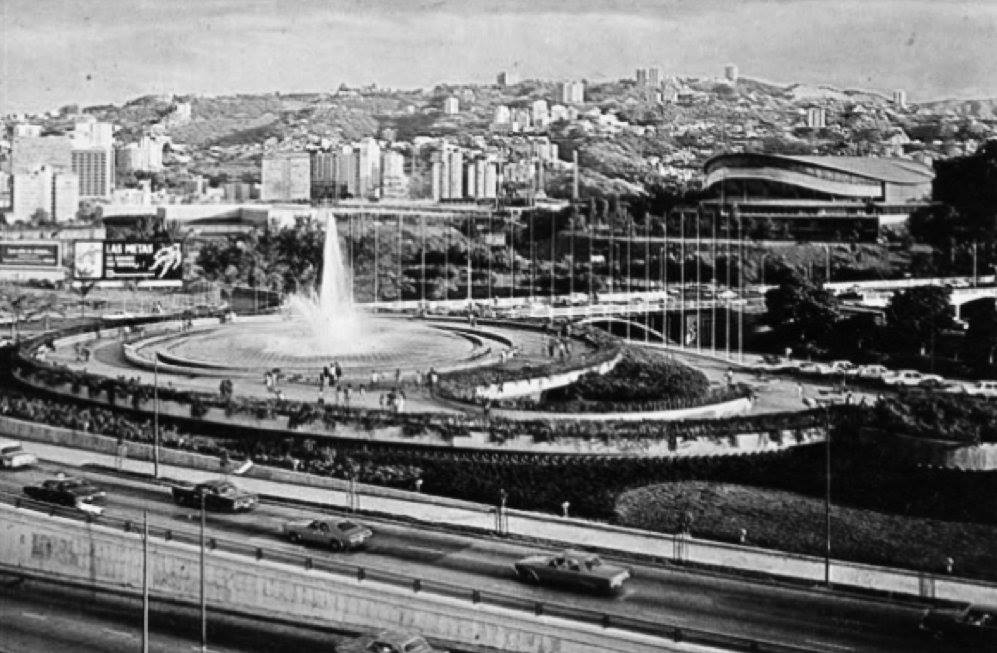 Se inaugura la Fuente Plaza Venezuela.jpg