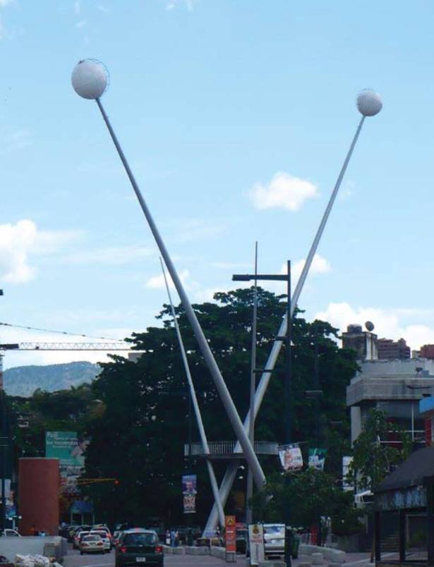 Mastiles en la Plaza Alfredo Sadel.jpg