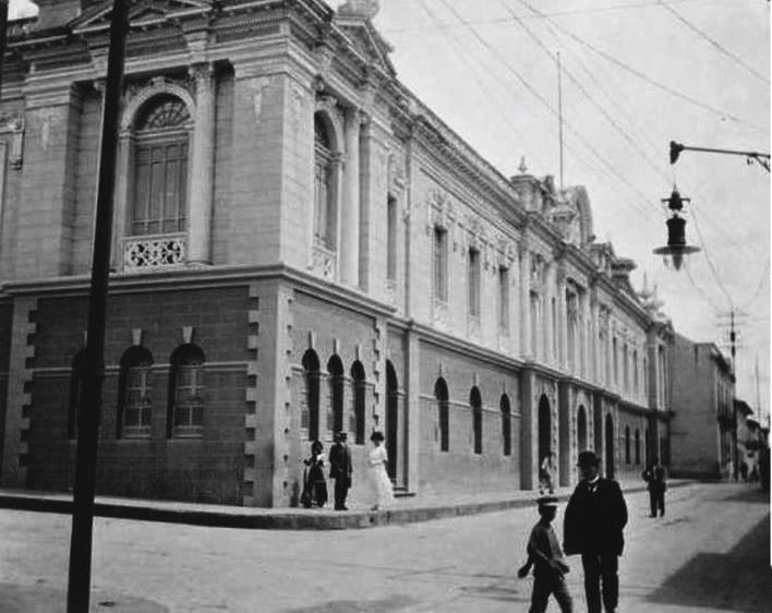 Se demuele la sede del Ministerio de Hacienda